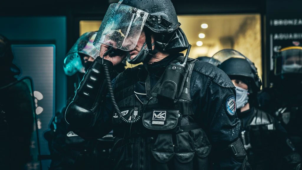 A Paris 911 technician carrying out a gas-leak inspection in a Parisian apartment.